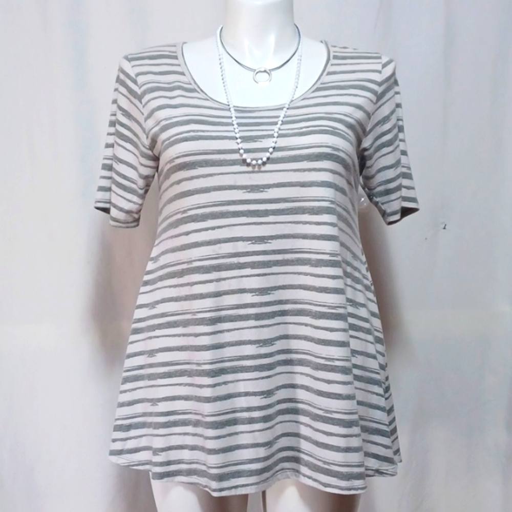 LULAROE WOMENS TOP SIZE M IN A BEAUTIFUL gray and white striped design